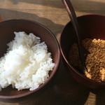 菊すけ - 2016年10月11日  締めのご飯、隣はガーリックチップ。麺を食べた後にご飯を投入し雑炊のようにしていただきます。