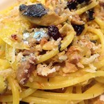 Voracita - さんまと松の実、レーズンのブカティーニ サフラン風味