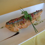 肉厚で柔らかいサーモン