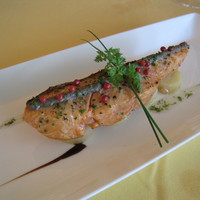 クイーン・アリス 横浜店 - 肉厚で柔らかいサーモン