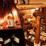 かば家 - 店内のふしぶしにレトロな雑貨が並んでおります