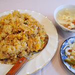 翁順楼 - キムチ炒飯＋シュウマイ＋水ギョウザの、キムチ炒飯とスープ