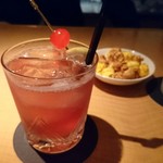 Jakku Su - Singapore Sling。 Cherry Brandy も一緒にシェイクするラッフルズホテルスタイル、オリジナルのスタイルですね。