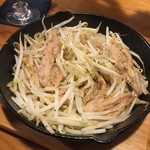 やまめ庵 - せせりのもやし炒め