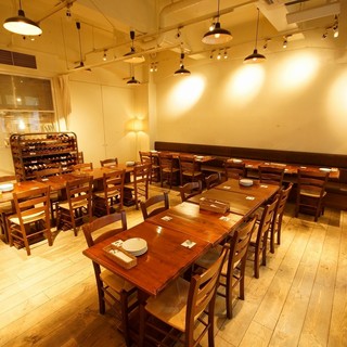 店内もゆったりとお席をご用意しております。