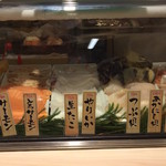 寿司 魚がし日本一 - カウンターのネタケース