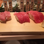 寿司 魚がし日本一 - [左]大トロ 1個 350円(税別)・[右]中とろ 1個 300円(税別)がオープンセールで半額