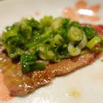 馬肉料理  馬勝蔵 - 溶岩焼きの舌
      レアでたっぷりのネギといただきました