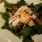 トラットリアチッチョ - きのことベーコンのほうれん草サラダ
