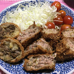 肉のマルハチ - 千切りキャベツとプチトマトを添えて…