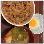 すき家 - 夕食〜
            牛丼豚汁タマゴセット