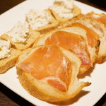 どん底 - お通しのブルスケッタ