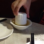 一品汤臣汤馆 - 出された食器をお茶で洗います