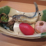 米倉 - 16.6月 八寸  稚鮎揚げ物、金目鯛の手毬寿司、姫さざえのガーリックバター、高野豆腐オランダ煮、イカしんじょう、トマト甘酢煮