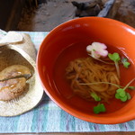 さかい - 二番め、揚げそばがきの蕎麦のはちみつ付、そばお吸いもの（そばの中心にごぼうが入っている）。