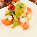 完熟トマトと自家製リコッタチーズのカプレーゼ 550円