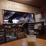 渡辺うどん - 手前入れ放題の天かす　　手向こう、おばちゃんと厨房