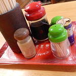 渡辺うどん - なぜか胡椒もおいてある。