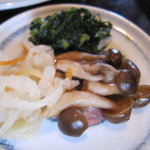 花野そば - おにぎりに添えられる小鉢