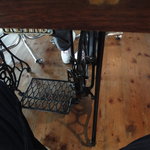 カフェ クウワ - 椅子もテーブルも皆違うのですが、ミシンを改造したテーブルに着席