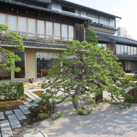皆美館 - 庭園からの本館