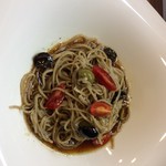 Soba Ristorante na-ru - 日替わり洋風そばはオリーブとトマトのそば。そばつゆベースにオリーブオイル、バルサミコ、…