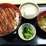 Daily亭 - ダブルソースカツ丼には、信州名物「野沢菜漬け」・味噌汁・冷奴が付きます