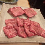 炭火焼 ゆうじ - 厚切りと薄切りのタン