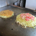 Ichikawa Okonomiyaki - ここは牛肉の細切れを使います。