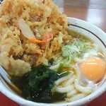 山田うどん食堂 - 天ぷらうどん＋生卵