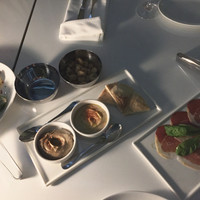THE COSMOPOLITAN GRILL BAR TERRACE - ナッツ、サラダ、ハモンセラーノ