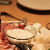 オービカ モッツァレラバー - 前菜盛り合わせ　水牛のモッツァレラ、わらでスモークしたモッツァレラ、生ハム、ピスタチオのハム、など