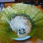 横浜ラーメン はま家 - しょうゆとんこつラーメン
      ねぎ、海苔増し、たまご