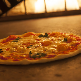 用石窯烤制的薄烤熱米蘭風味披薩