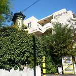 旭製菓 - こちらが入り口です。奥に店舗と工場があります♪