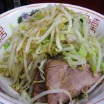 ラーメン二郎 - グッチを頼んだ際の、野菜＆豚が入った丼