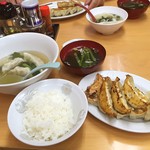 幸楽 - 疲れた体に餃子！
            特製ラー油でマジうま( ´ ▽ ` )ﾉ
            水餃子、旨味たっぷり！
            
            おすすめーー！！