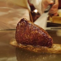 秋田牛鉄板焼 銀座五明 - 秋田牛焼き中(仕上げ中)