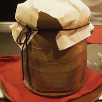 秋田牛鉄板焼 銀座五明 - 蒸した鮑の入ったツボ