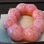 Mister Donut - ポン・デ・ストロベリー（151円）。