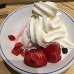 串家物語 ダイバーシティ東京プラザ店 - お皿にソフトクリームのせました(=^x^=)自分でやれるから、楽しい