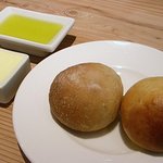 Nishimura Takahito La cuisine creativite - ローズマリーの香りのパンとバターロールに、たっぷりのオリーブオイルとバターが添えられています