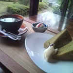 トンカラリー - セットのコーヒーと抹茶シフォン