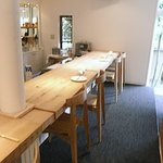Nishimura Takahito La cuisine creativite - カウンターが７席あり、シェフやスーシェフが料理するのを眺められます