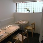 Nishimura Takahito La cuisine creativite - 白い壁に木のテーブルで落ち着きます