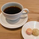 Nishimura Takahito La cuisine creativite - コーヒには、可愛いマカロンとクッキーが添えて出されました