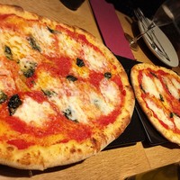 オービカ モッツァレラバー 横浜店 - 4人前で2枚の楕円形マルゲリータピザ