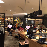 オービカ モッツァレラバー 横浜店 - 店内。良い雰囲気です。