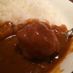 アオトアカ curry&bar - チキンカレー(大盛り) 700円、チキンは2個入っておりました