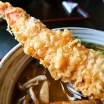 Oni Ha Soto Fuku Ha Uchi - 1日20食限定 極厚角煮 えび天 温玉入りカレーうどん（えび天）